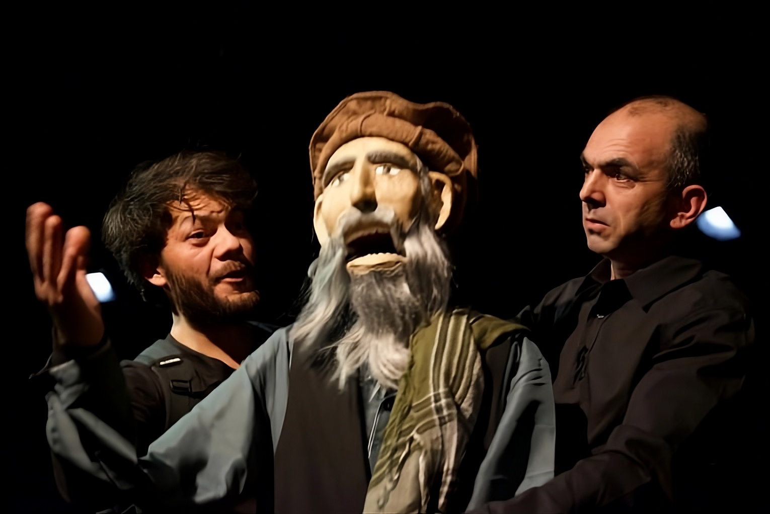 spectacle Marjan comédiens et marionettes 02 photo du spectacle MARJAN LE DERNIER LION D’AFGHANISTAN. Deux comédiens et une marionnette