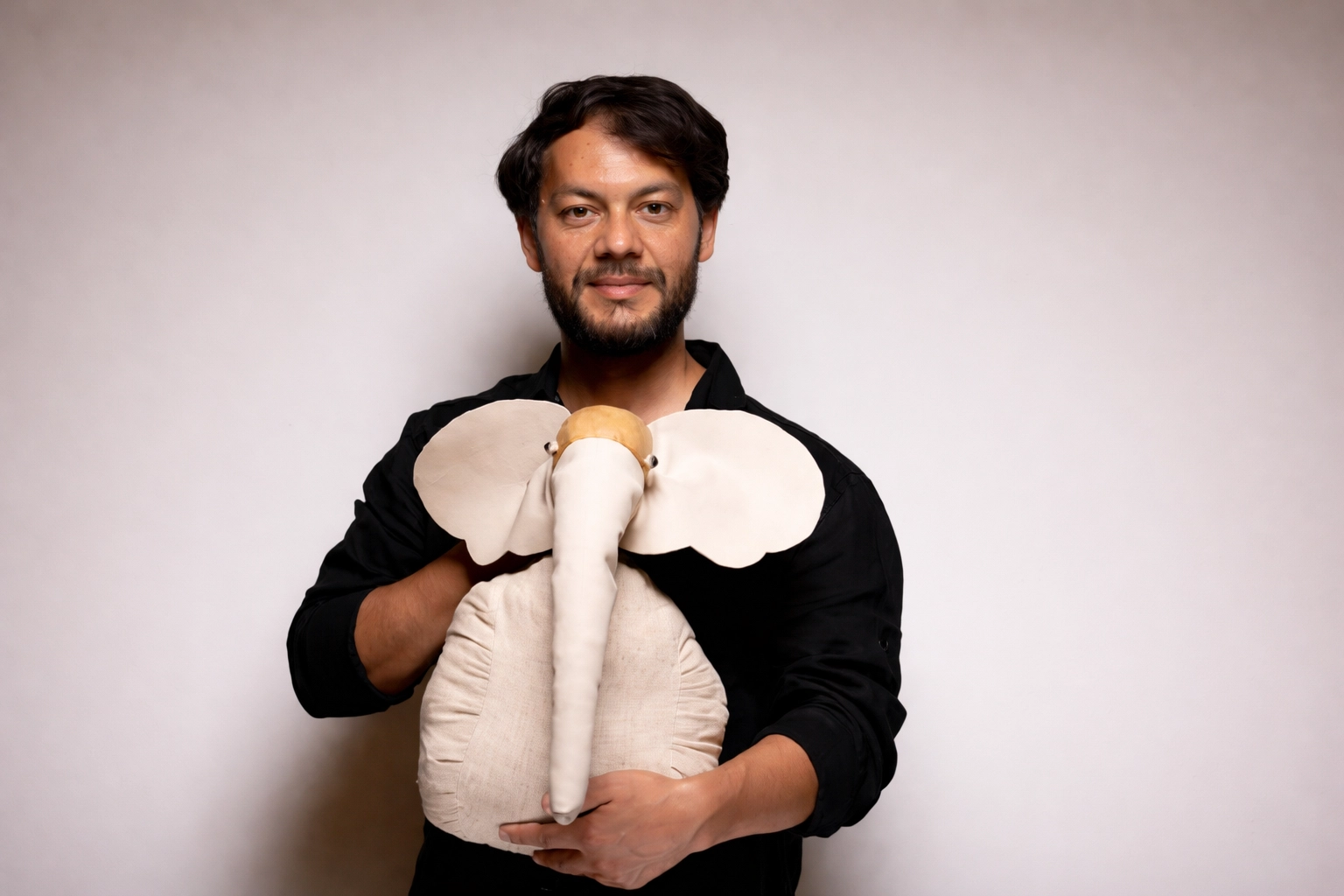 Homme avec une peluche éléphant copie