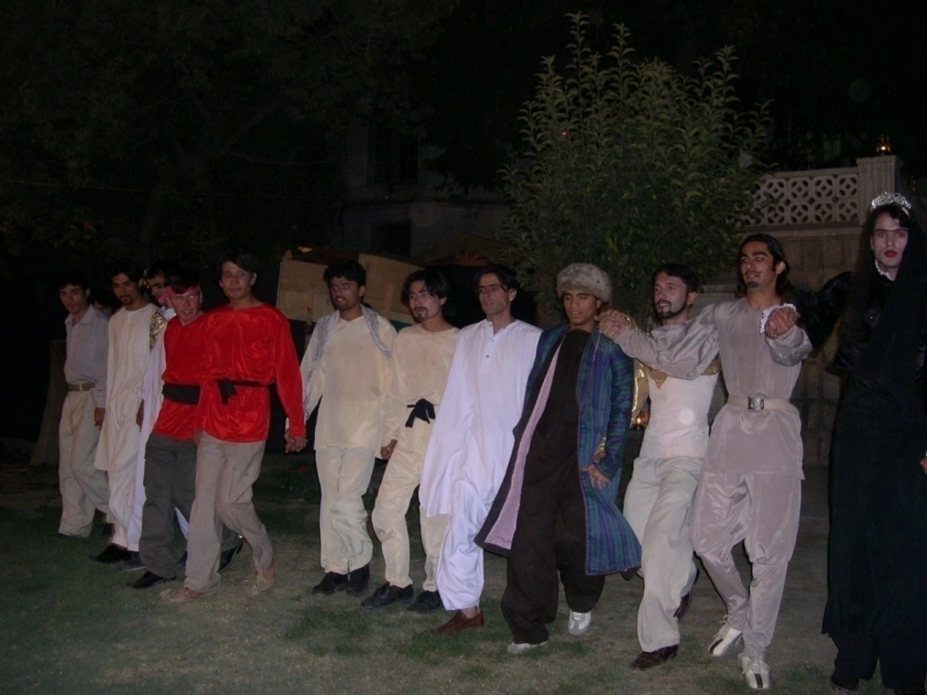 Photo d'archive d'Afghanistan. Compagnie Hasards d'Hasards. Spectacle "Ubu Roi" par les étudiants lors du 3éme Festival national Afghan. Photo de groupe. Les comédiens salut le public.