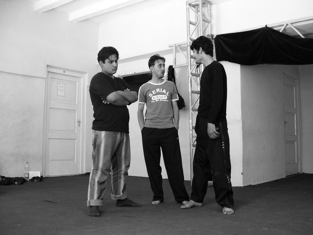 Photo d'archive d'Afghanistan. Compagnie Hasards d'Hasards. Trois hommes discutent dans une salle de répétition.