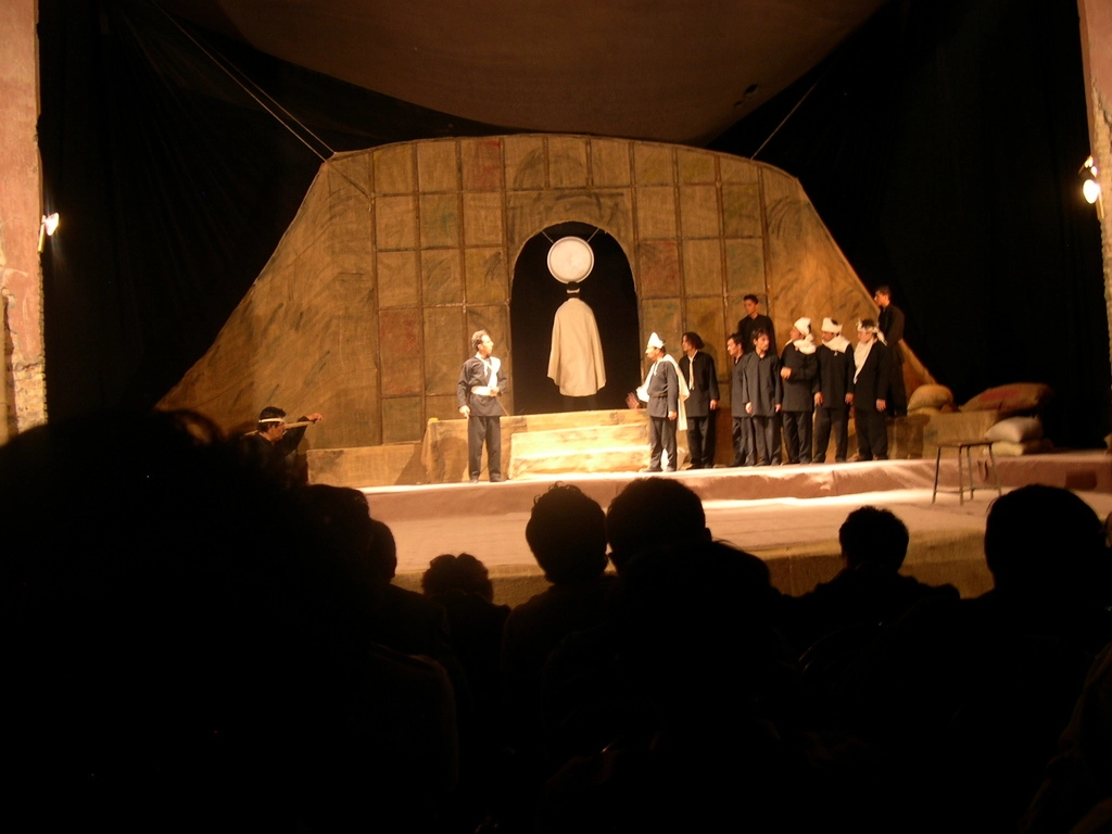 Photo d'archive d'Afghanistan. Compagnie Hasards d'Hasards. Photo de représentation de spectacle. Sur scène, les comédiens de la compagnie "Kabol Nandari"