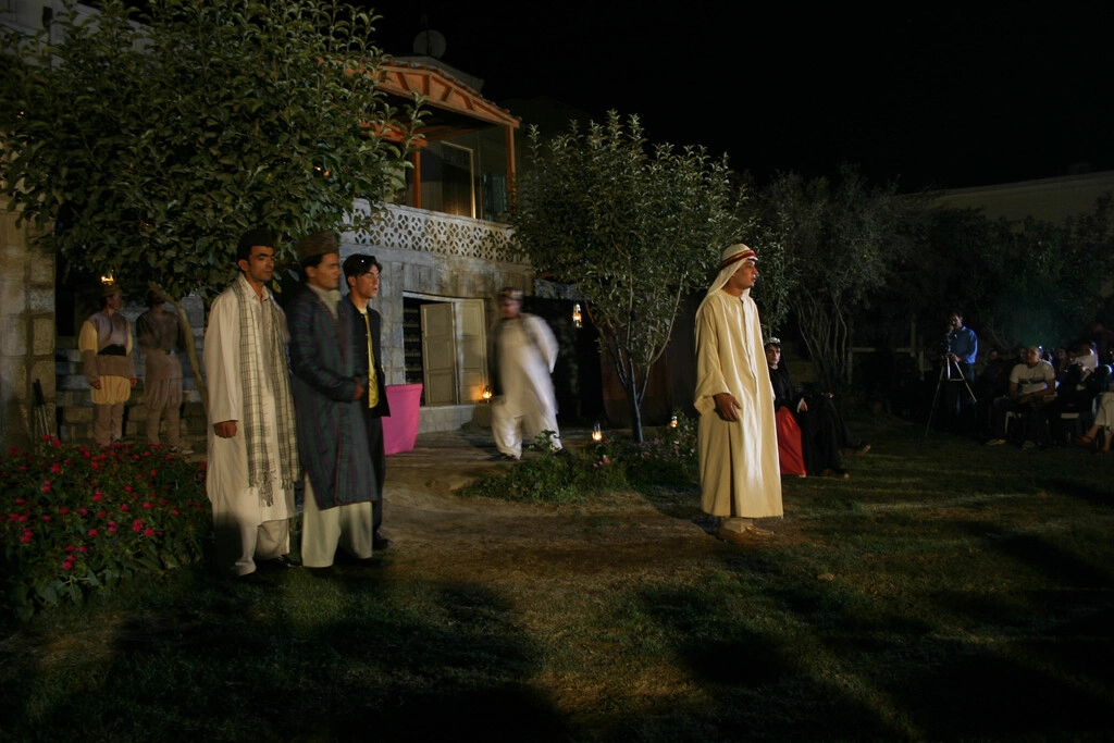 Photo d'archive d'Afghanistan. Compagnie Hasards d'Hasards. Spectacle "Ubu Roi" par les étudiants lors du 3éme Festival national Afghan. On voit les comédiens jouer les Nobles. Représentation en plein air.