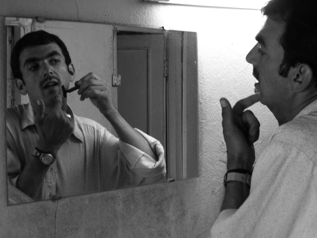 Photo d'archive d'Afghanistan. Compagnie Hasards d'Hasards. Portrait de Abdel Hagh qui se rase devant un miroir.