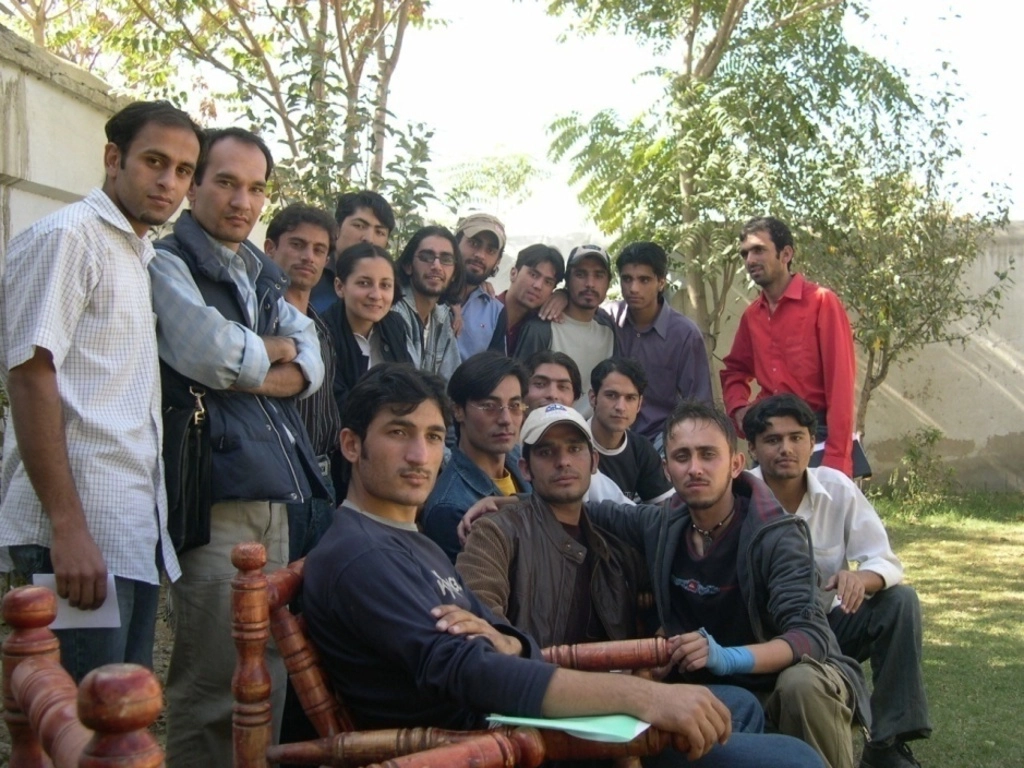Photo d'archive d'Afghanistan. Compagnie Hasards d'Hasards. Photo de groupe. Création de la compagnie "Azar" en 2006 avec les étudiants acteurs.