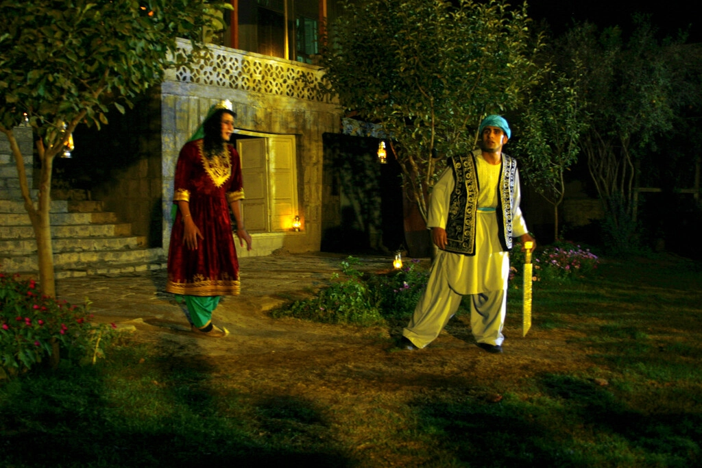 Photo d'archive d'Afghanistan. Compagnie Hasards d'Hasards. Spectacle "Ubu Roi" par les étudiants lors du 3éme Festival national Afghan. On voit les comédiens jouer Bougrelas et la reine Rosemonde. Représentation en plein air.