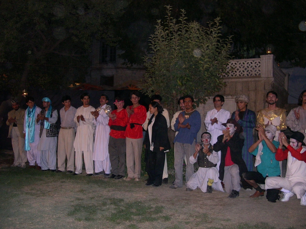 Photo d'archive d'Afghanistan. Compagnie Hasards d'Hasards. Spectacle "Ubu Roi" par les étudiants lors du 3éme Festival national Afghan. Photo de groupe. Les comédiens salut le public.