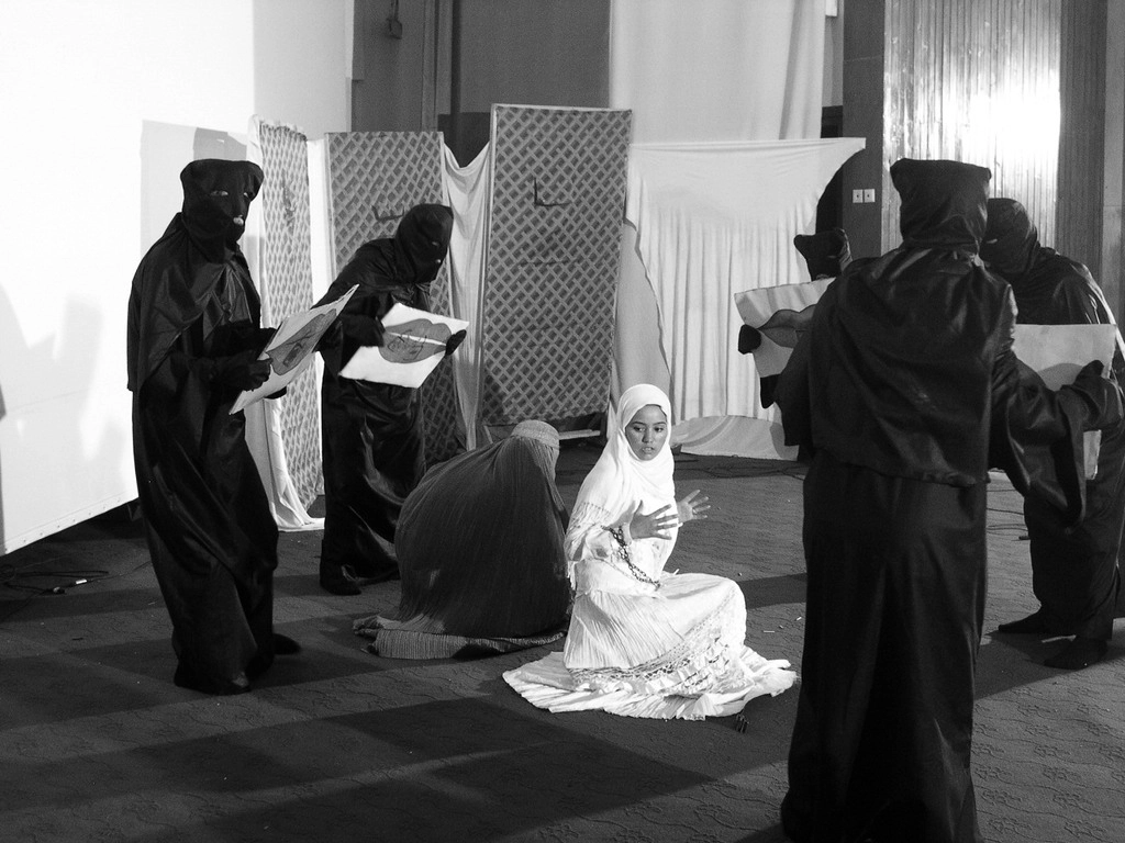 Photo d'archive d'Afghanistan. Compagnie Hasards d'Hasards. Photo de représentation de spectacle. Sur scène, sept comédiens de la troupe de la province de Jouzjan.