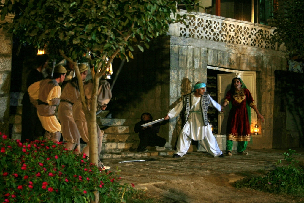 Photo d'archive d'Afghanistan. Compagnie Hasards d'Hasards. Spectacle "Ubu Roi" par les étudiants lors du 3éme Festival national Afghan. On voit les comédiens jouer Bougrelas et la reine Rosemonde. Représentation en plein air.