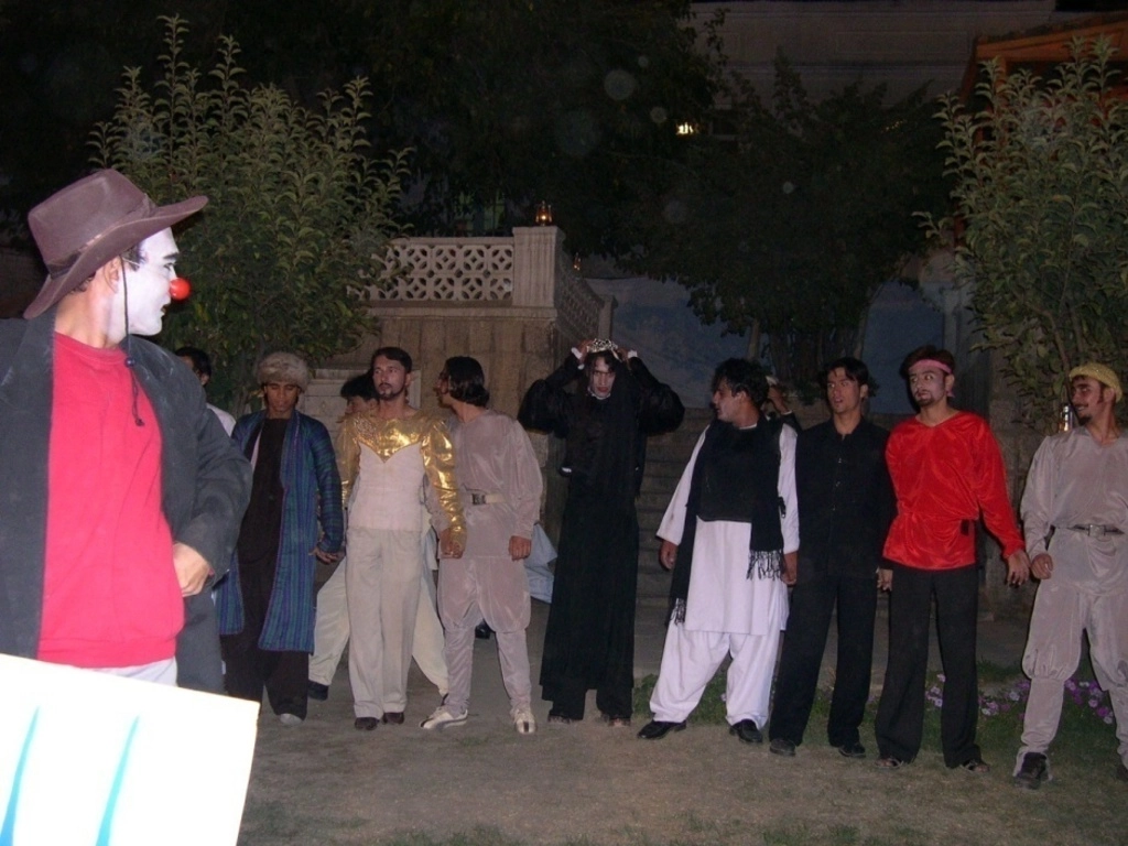 Photo d'archive d'Afghanistan. Compagnie Hasards d'Hasards. Spectacle "Ubu Roi" par les étudiants lors du 3éme Festival national Afghan. Photo de groupe.