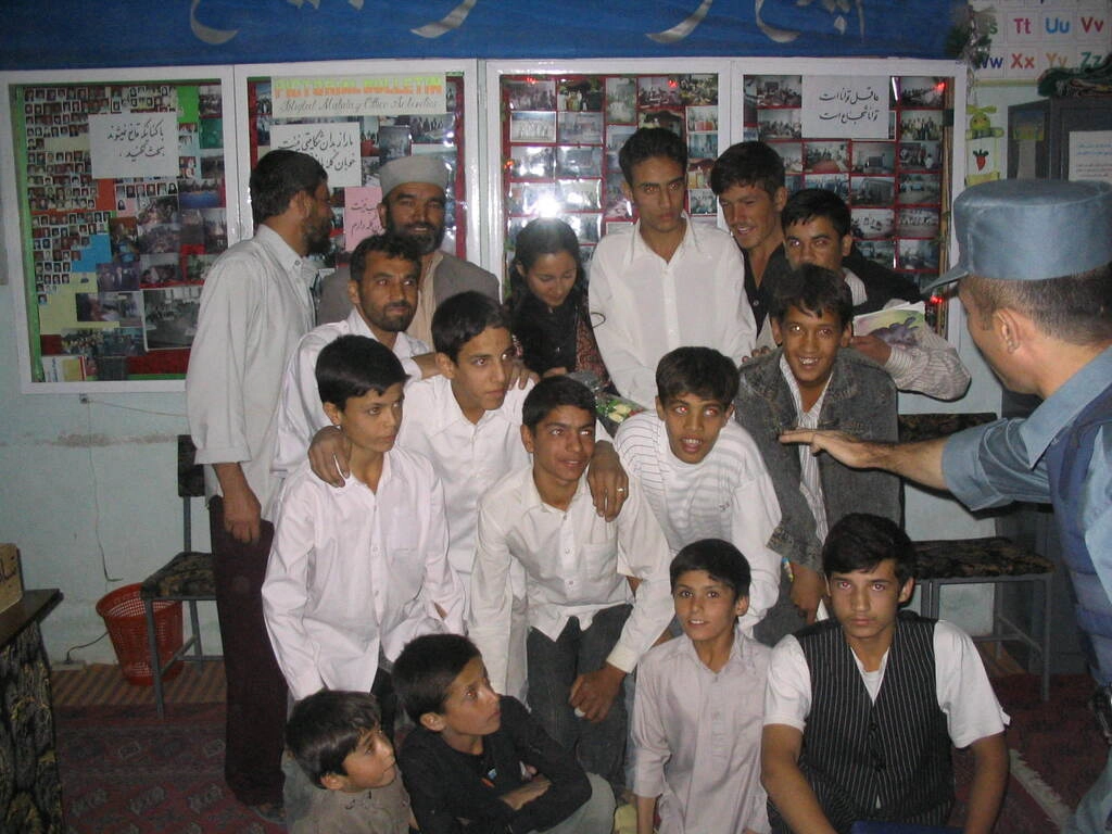 Photo d'archive de 2005, la compagnie Hasards d'Hasards. Elèves de l'école élémentaire de Tccharekar, en afghanistan. Avec l'association Afrane.
