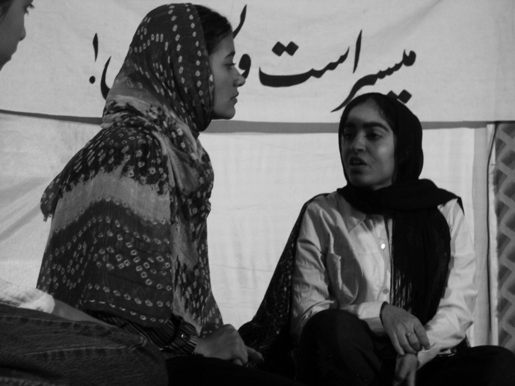 Photo d'archive d'Afghanistan. Compagnie Hasards d'Hasards. Photo de représentation de spectacle. Sur scène, deux comédiennes de la troupe de la province de Farah.