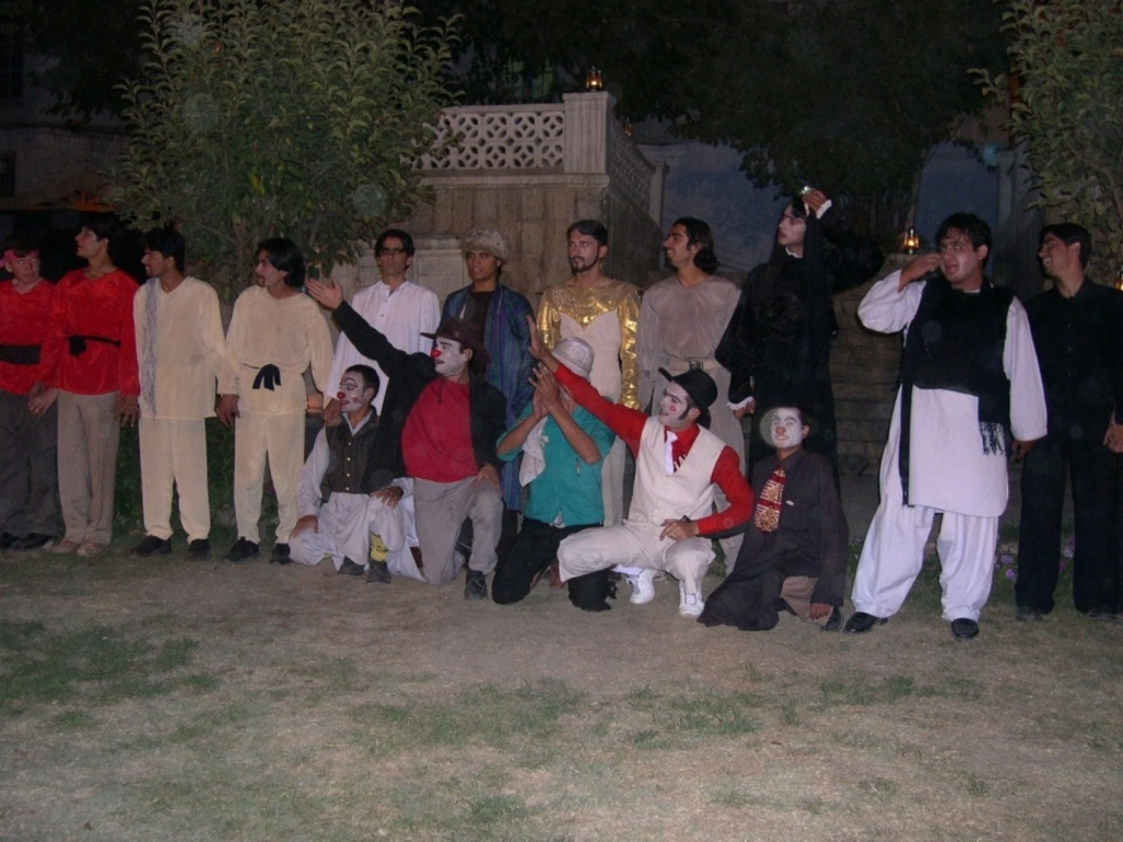 Photo d'archive d'Afghanistan. Compagnie Hasards d'Hasards. Spectacle "Ubu Roi" par les étudiants lors du 3éme Festival national Afghan. Photo de groupe. Les comédiens salut le public.