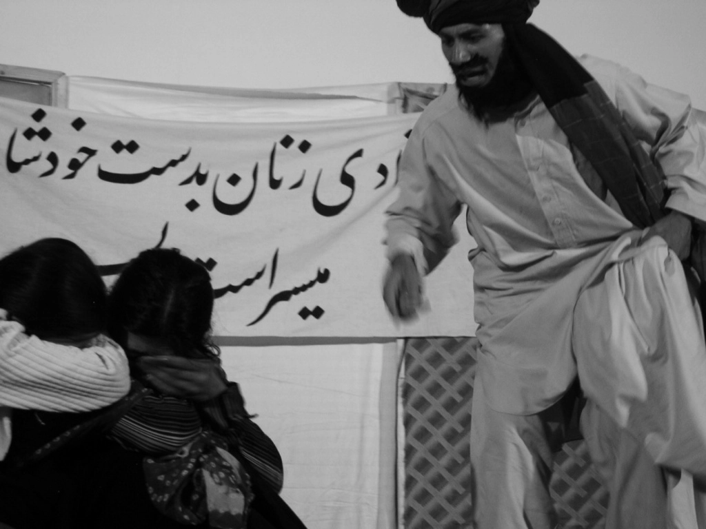 Photo d'archive d'Afghanistan. Compagnie Hasards d'Hasards. Photo de représentation de spectacle. Sur scène, trois comédiens de la troupe de la province de Farah.