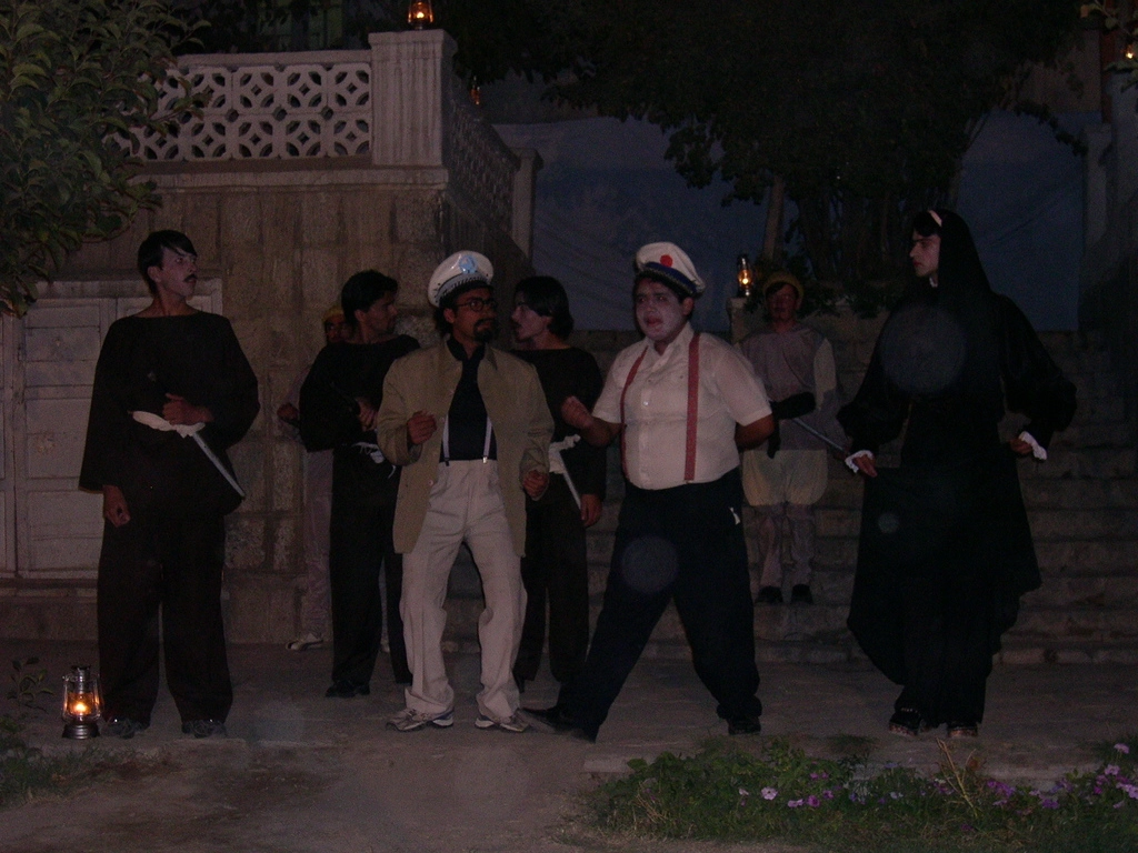 Photo d'archive d'Afghanistan. Compagnie Hasards d'Hasards. Spectacle "Ubu Roi" par les étudiants lors du 3éme Festival national Afghan. Trois comédiens jouent la représentation en plein air.