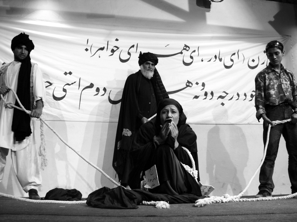 Photo d'archive d'Afghanistan. Compagnie Hasards d'Hasards. Photo de représentation du spectacle "Je ne suis pas inférieure en genre" Kaboul.