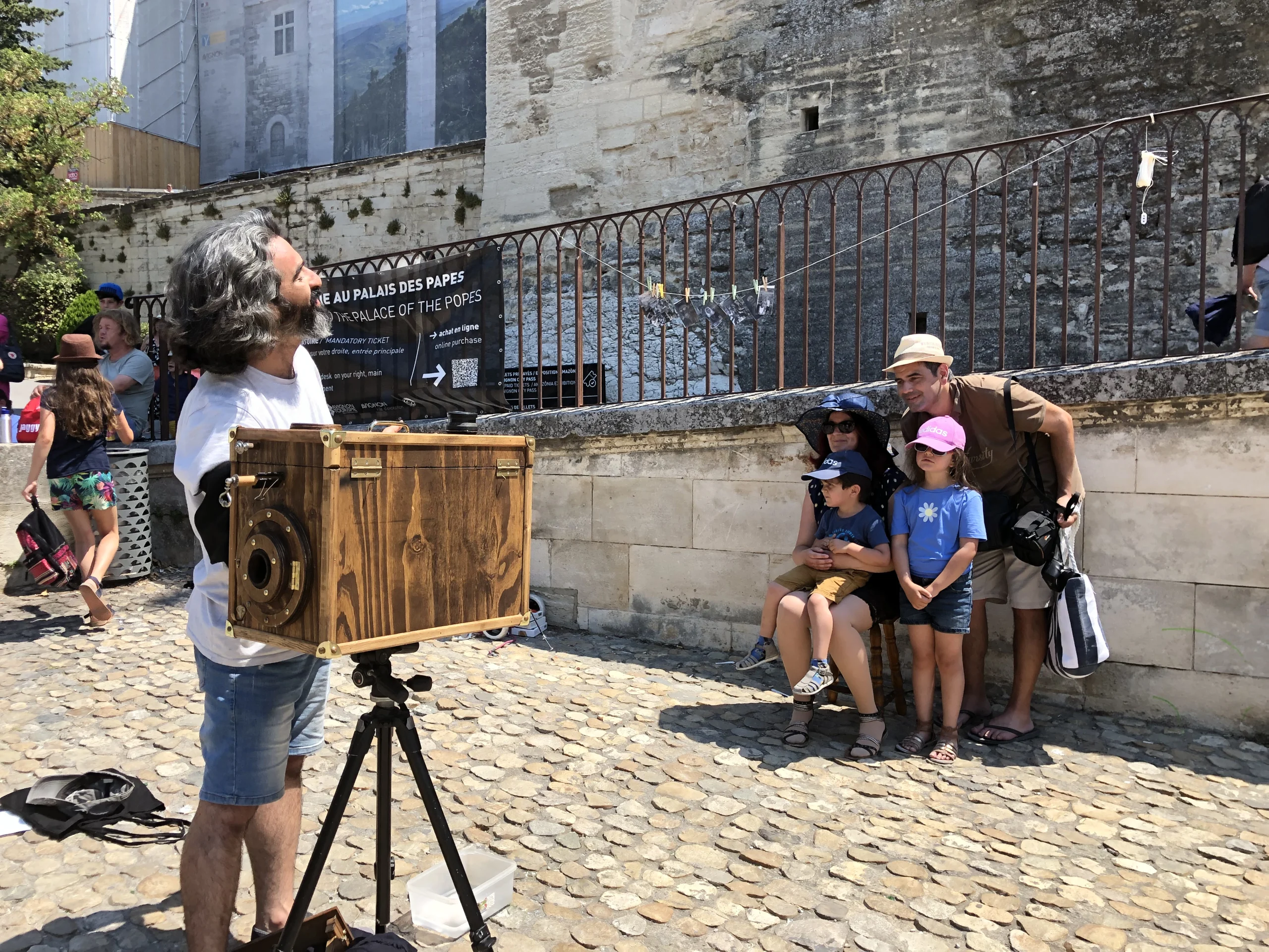 HdH élabore et participe à des échanges afin d'offrir un espace de dialogue entre artistes, publics, partenaires et habitants de Marseille